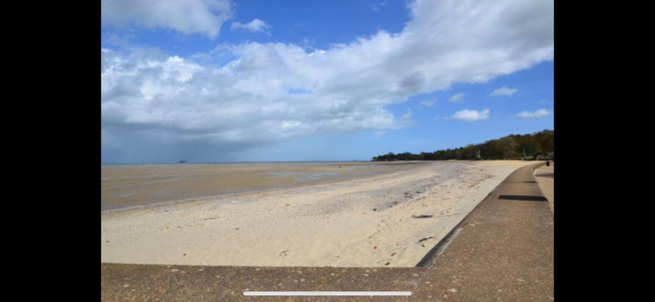 Wight On The Beach, Sleeps 4, Free Off Road Parking, Balcony With Sea Views Райд Екстер'єр фото